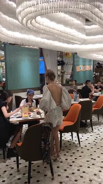 女孩穿罩衣出门,“一马平川”的后背,是要留出来拔罐? 女孩穿罩衣出门,“一马平川”的后背,是要留出来拔罐?
