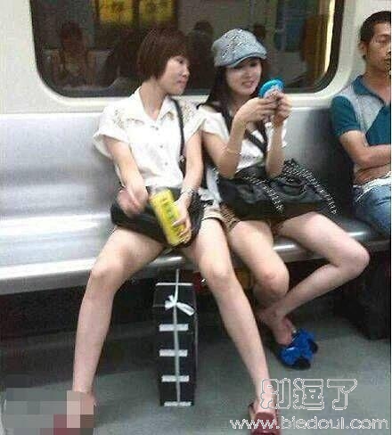 妹子这是在看什么呢