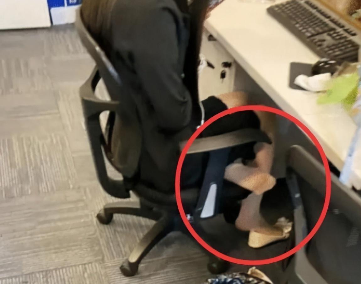 妹子,我看你衣服有点小啊,不勒的慌吗?我带你去买件大的吧哈哈 妹子,我看你衣服有点小啊,不勒的慌吗?我带你去买件大的吧哈哈