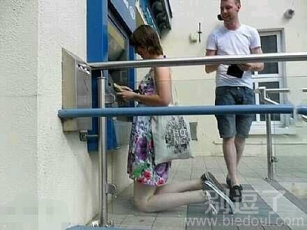 取个钱都好惨啊