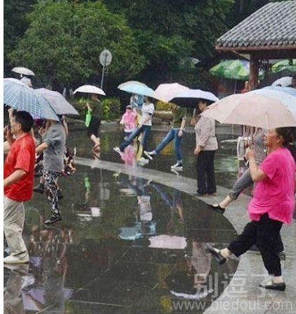 你以为广场大妈可以休息了? 你以为广场大妈可以休息了?