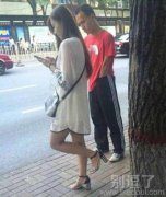 旁边站着一个大美女。