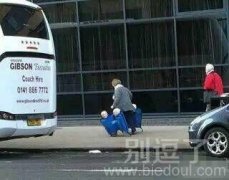 大街上看到这一幕 大街上看到这一幕