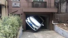 一脚油门致车辆卡在楼栋门口