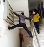 一个修电的哥们。