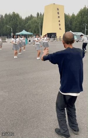 姑娘们是怎么忍住不笑的? 姑娘们是怎么忍住不笑的?