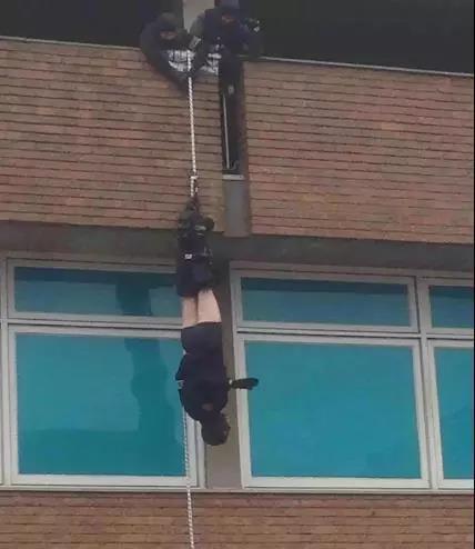 “你无法想象,女生的裙子到底能多安全!”哈哈哈 “你无法想象,女生的裙子到底能多安全!”哈哈哈