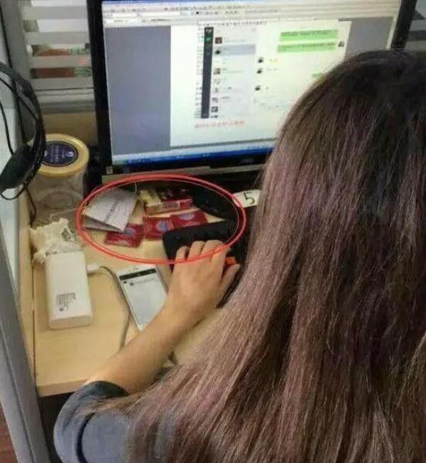“楼上的邻居玩的挺嗨啊,一看就是肛肠科vip用户了!”哈哈哈哈 “楼上的邻居玩的挺嗨啊,一看就是肛肠科vip用户了!”哈哈哈哈