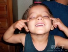 小萝莉搞笑表情。