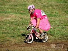 自行车被壮汉欺负了。