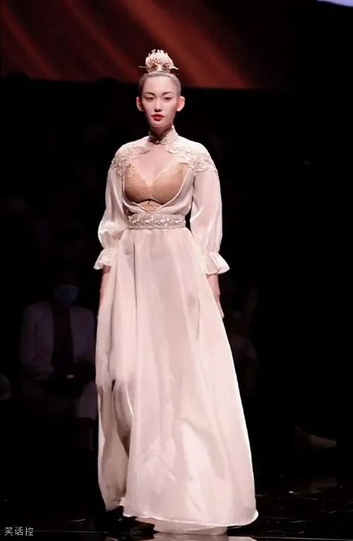 你这模特,衣服穿反了都不知道! 你这模特,衣服穿反了都不知道!