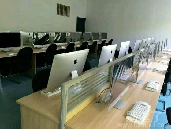 对,这是我们学校的电脑,没错, 对,这是我们学校的电脑,没错,