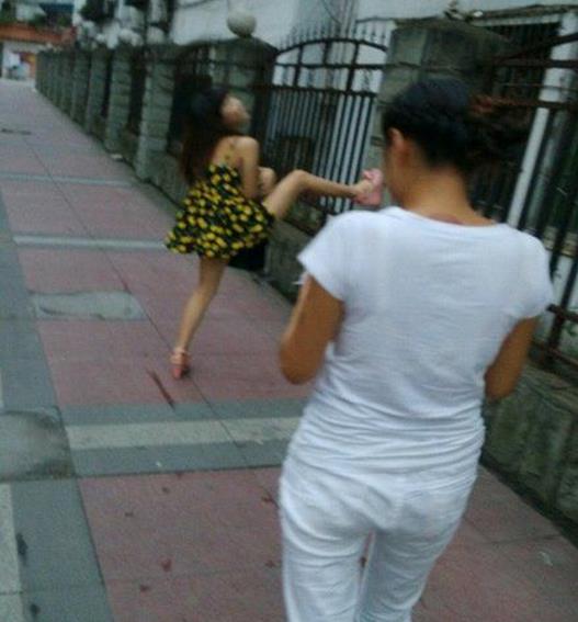 “我一个同事学车,三个月睡了四个教练...”哈哈哈哈哈佩服得五体投地! “我一个同事学车,三个月睡了四个教练...”哈哈哈哈哈佩服得五体投地!