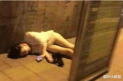妹子,你还是把腿放下去吧!简直太辣眼睛了 妹子,你还是把腿放下去吧!简直太辣眼睛了