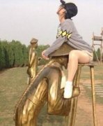 雕像被妹子内涵了 雕像被妹子内涵了