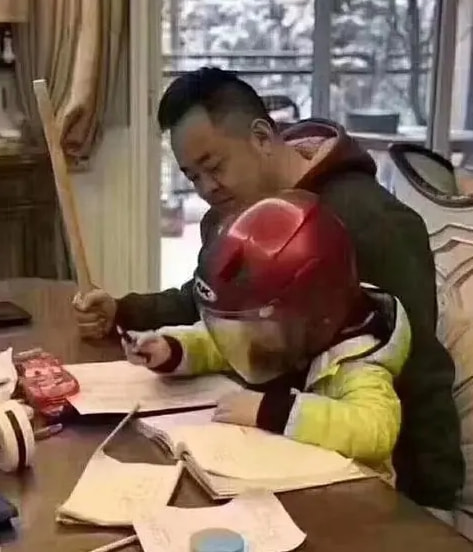 轻松一刻:注意!取钱时一定要遮挡,否则会被人笑话 轻松一刻:注意!取钱时一定要遮挡,否则会被人笑话