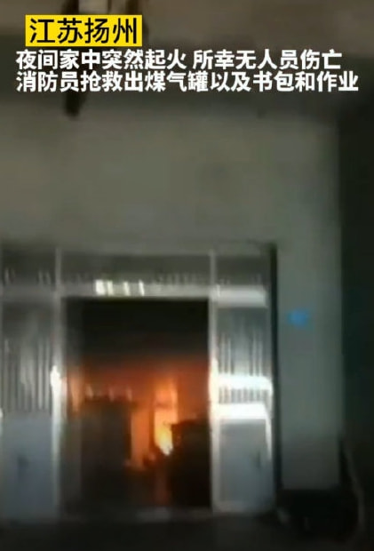 轻松一刻:注意!取钱时一定要遮挡,否则会被人笑话 轻松一刻:注意!取钱时一定要遮挡,否则会被人笑话