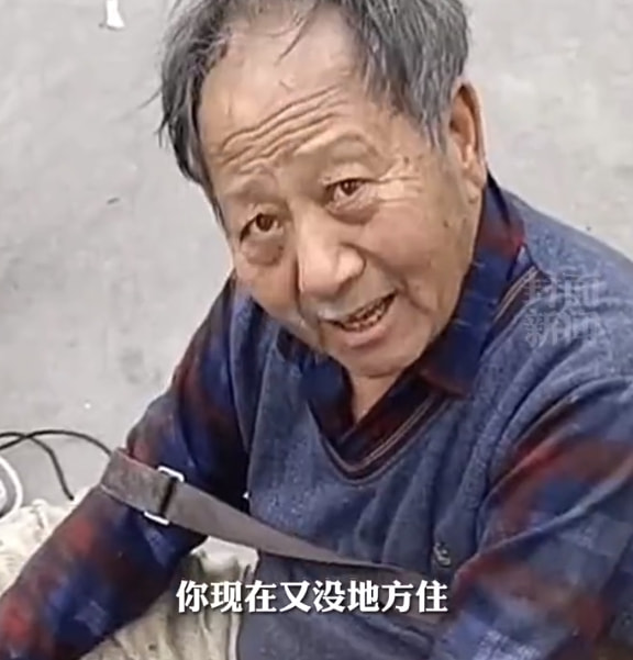 轻松一刻:注意!取钱时一定要遮挡,否则会被人笑话 轻松一刻:注意!取钱时一定要遮挡,否则会被人笑话