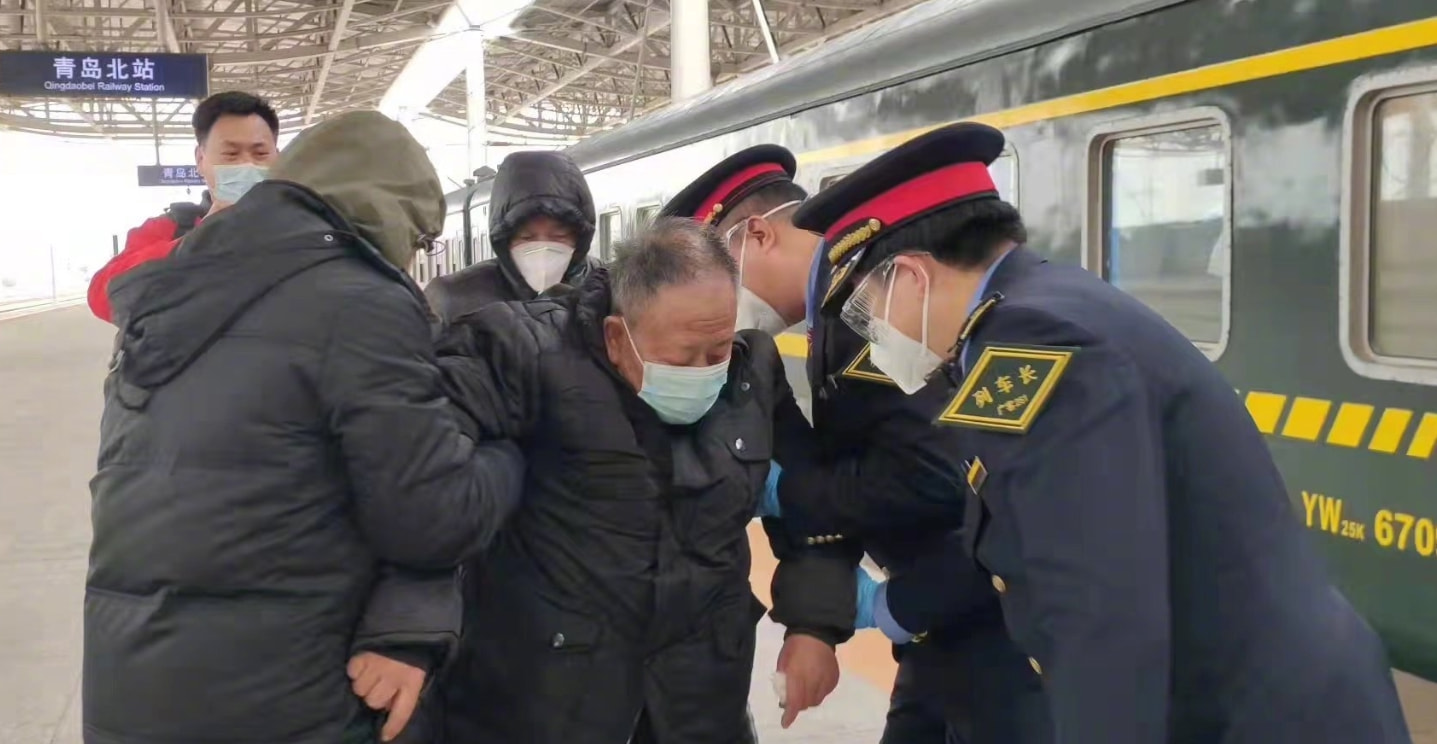 轻松一刻:注意!取钱时一定要遮挡,否则会被人笑话 轻松一刻:注意!取钱时一定要遮挡,否则会被人笑话
