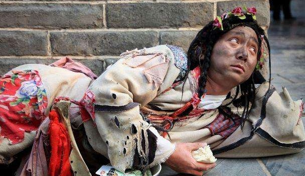 轻松一刻:注意!取钱时一定要遮挡,否则会被人笑话 轻松一刻:注意!取钱时一定要遮挡,否则会被人笑话
