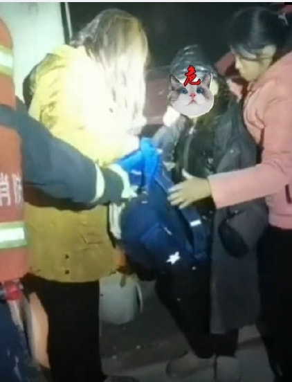 轻松一刻:注意!取钱时一定要遮挡,否则会被人笑话 轻松一刻:注意!取钱时一定要遮挡,否则会被人笑话