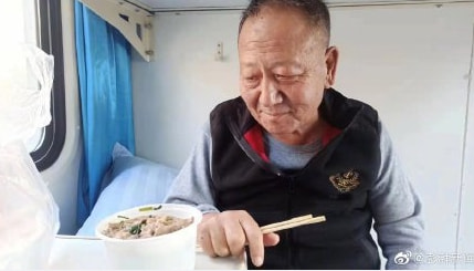轻松一刻:注意!取钱时一定要遮挡,否则会被人笑话 轻松一刻:注意!取钱时一定要遮挡,否则会被人笑话