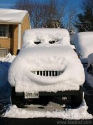 一个堆满雪的车。。 一个堆满雪的车。。