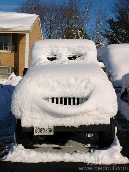 一个堆满雪的车。。