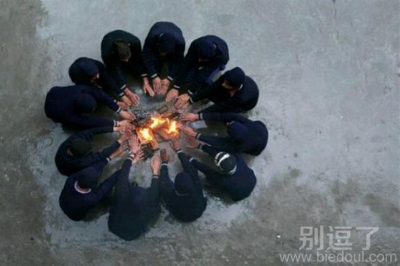 一群烤火的人。。 一群烤火的人。。