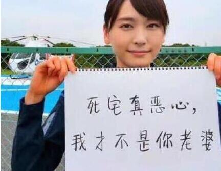 妹子你这裙子确实太任性了,后面的拉链难免会让人感到羞愧 妹子你这裙子确实太任性了,后面的拉链难免会让人感到羞愧