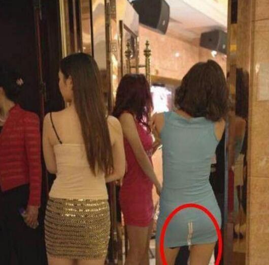 妹子你这裙子确实太任性了,后面的拉链难免会让人感到羞愧 妹子你这裙子确实太任性了,后面的拉链难免会让人感到羞愧