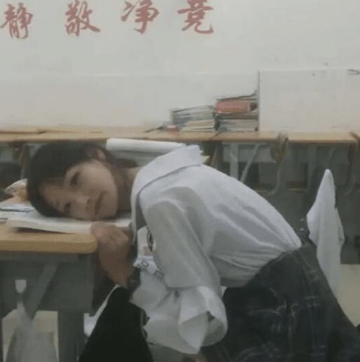 “教室只剩我和她,我该怎么办?”网友都是过来人呢哈哈哈 “教室只剩我和她,我该怎么办?”网友都是过来人呢哈哈哈