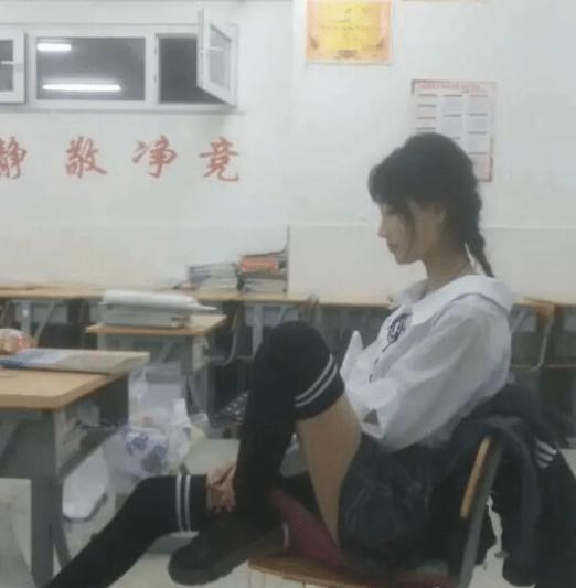 “教室只剩我和她,我该怎么办?”网友都是过来人呢哈哈哈 “教室只剩我和她,我该怎么办?”网友都是过来人呢哈哈哈