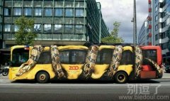 公交车身上的蛇。