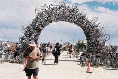 用自行车摆起来的桥。