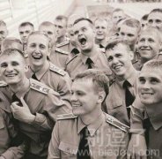 聚在一起的兵哥哥。 聚在一起的兵哥哥。