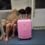 男女地铁当众。。 男女地铁当众。。