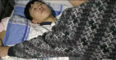 男友很无助的打电话要我救他