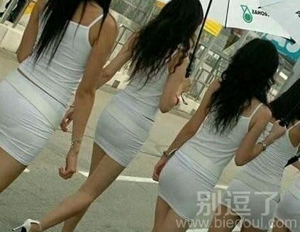 一群妹子的背影。