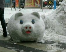 一个搞笑的雪人。 一个搞笑的雪人。