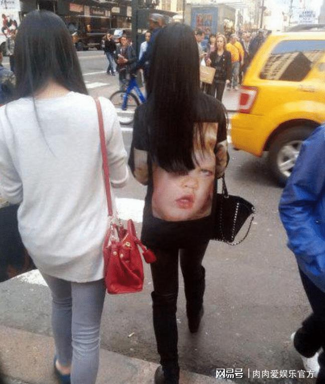 不仔细看,还以为妹子穿的裙子有问题呢? 不仔细看,还以为妹子穿的裙子有问题呢?