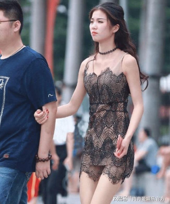 不仔细看,还以为妹子穿的裙子有问题呢? 不仔细看,还以为妹子穿的裙子有问题呢?