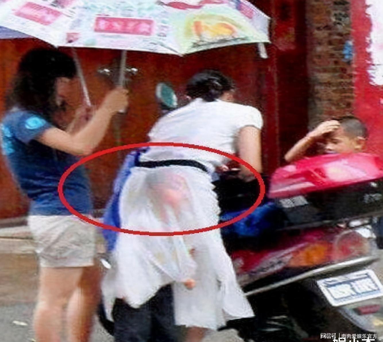 不仔细看,还以为妹子穿的裙子有问题呢? 不仔细看,还以为妹子穿的裙子有问题呢?