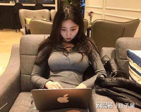 姑娘拿枪的姿势好洒脱呀!看样子是老手了,哈哈 姑娘拿枪的姿势好洒脱呀!看样子是老手了,哈哈