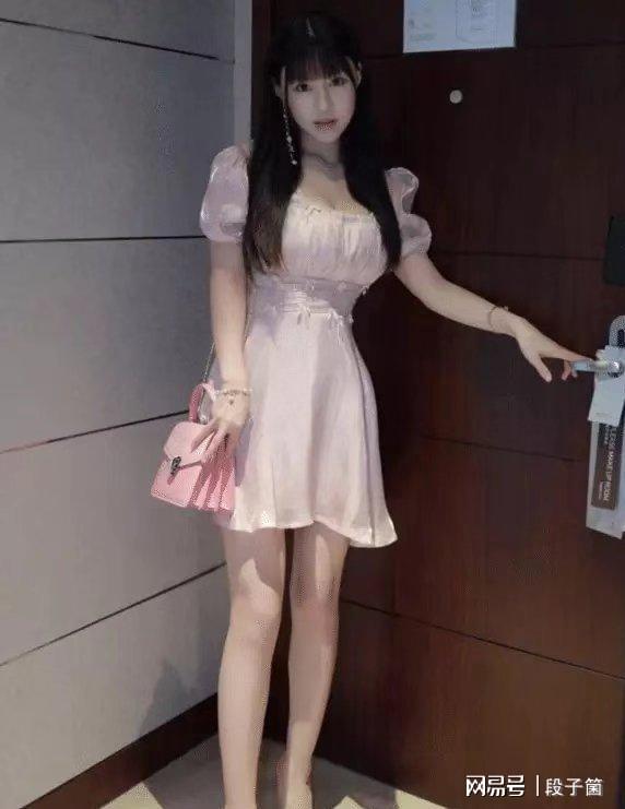 姑娘拿枪的姿势好洒脱呀!看样子是老手了,哈哈 姑娘拿枪的姿势好洒脱呀!看样子是老手了,哈哈