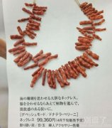 岛国一家百货店的珊瑚项链广