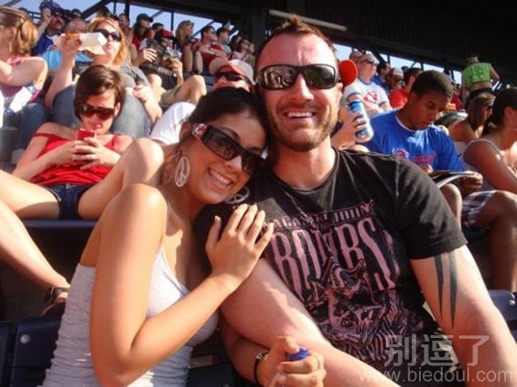 在后面的妹子真能抢镜。。