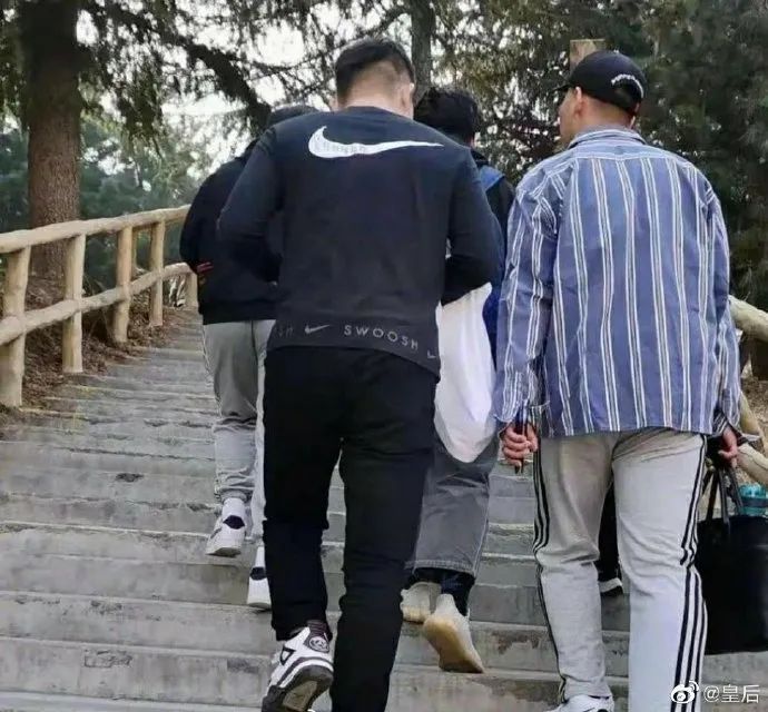“千万!不要!穿同底色衣服拍证件照!” 哈哈哈哈哈真的是见鬼了! “千万!不要!穿同底色衣服拍证件照!” 哈哈哈哈哈真的是见鬼了!