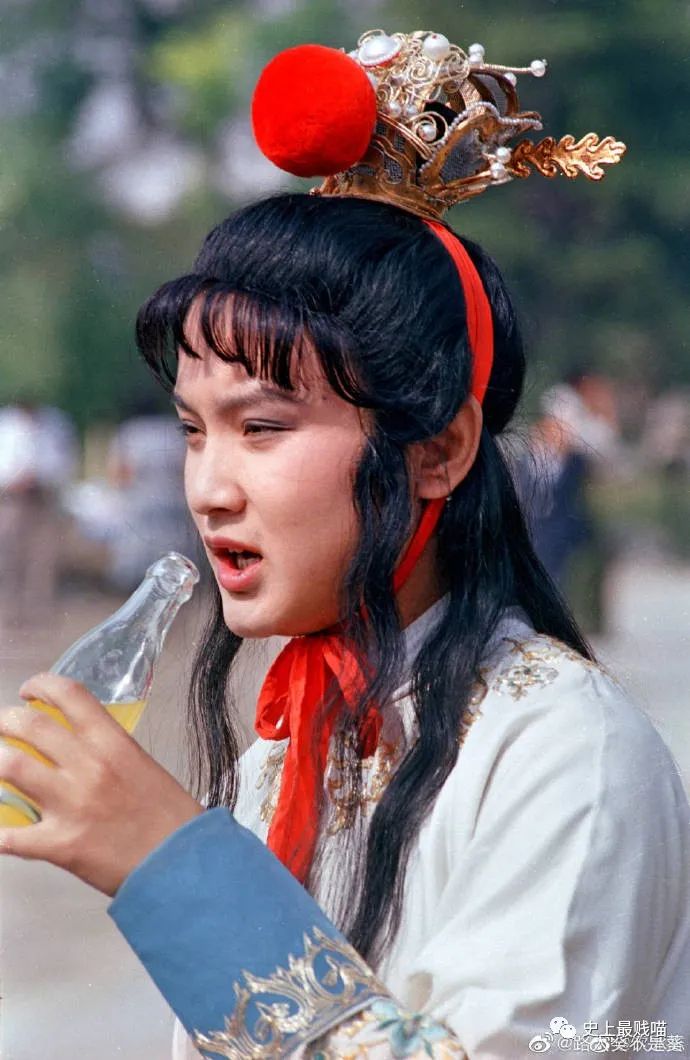 “千万!不要!穿同底色衣服拍证件照!” 哈哈哈哈哈真的是见鬼了! “千万!不要!穿同底色衣服拍证件照!” 哈哈哈哈哈真的是见鬼了!