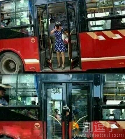 正在下车的人。。 正在下车的人。。